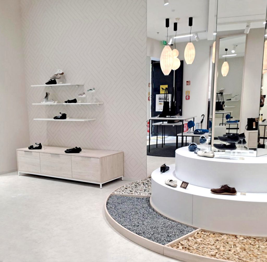 leguano Barfußschuhe store Berlin Kurfürstendamm | Theska Hoteleinrichtung | Designermöbel und Lampen | | Designer Einrichtung | shop design