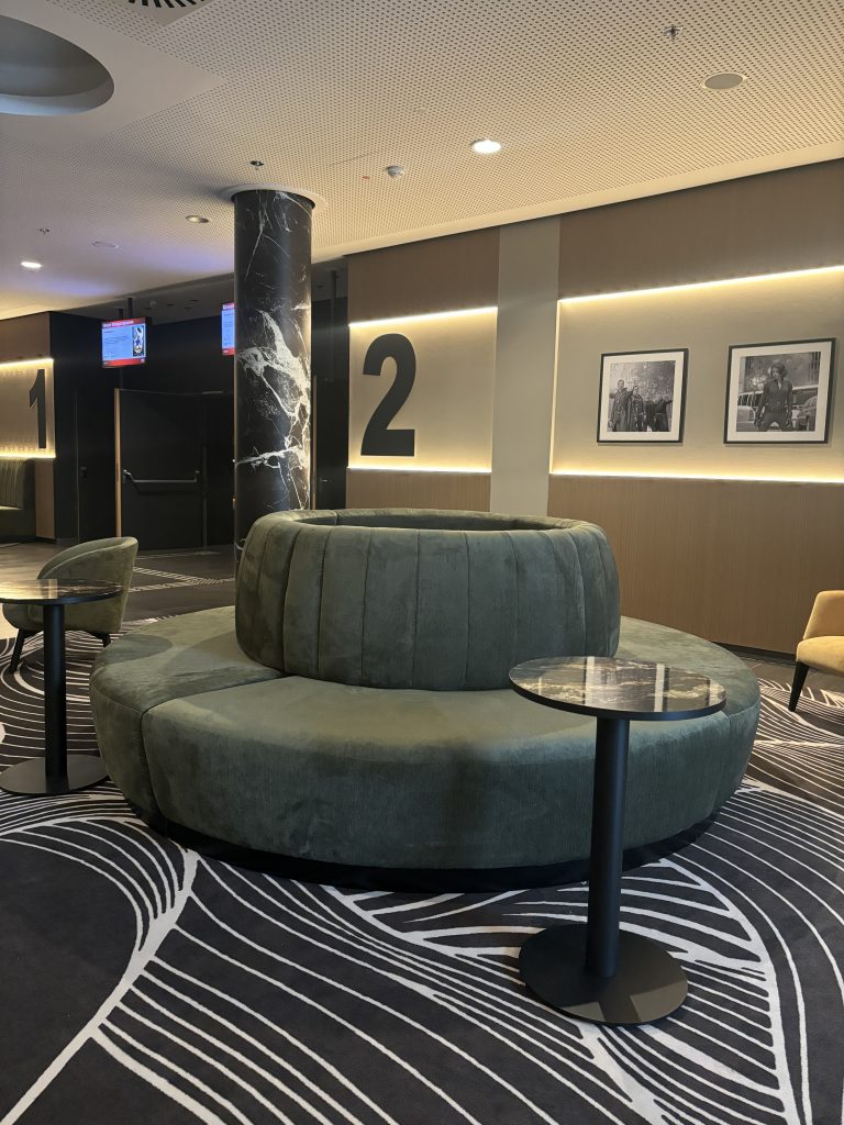 Gießen Kinopolis | Kinopolis Freiburg | Wohnzimmer Kinos | Möbel für Kinopolis | Theska Hoteleinrichtung