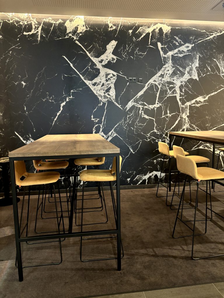 Gießen Kinopolis | Kinopolis Freiburg | Wohnzimmer Kinos | Möbel für Kinopolis | Theska Hoteleinrichtung