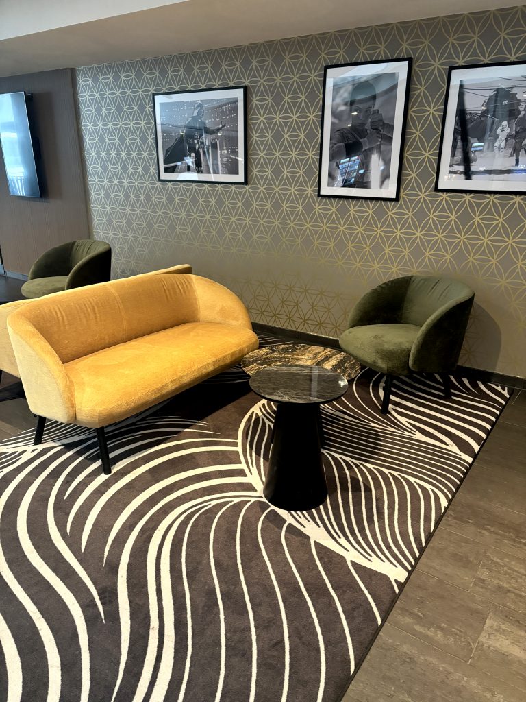 Gießen Kinopolis | Kinopolis Freiburg | Wohnzimmer Kinos | Möbel für Kinopolis | Theska Hoteleinrichtung